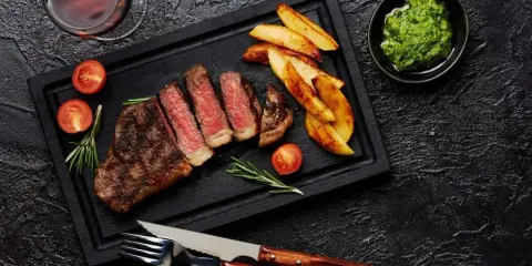 Picaña jugosa, patatas rústicas y salsa verde. Un festín que te transporta a Brasil, de donde es la picaña.