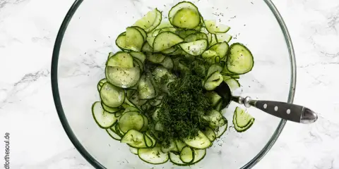 Frischer Gurkensalat mit Essig und Dill, wie ihn Oma macht. Perfekt als Beilage!