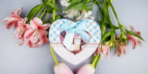 Kwiaty i serce z piankami. Czy na roczek daje się kwiaty? Może taki słodki bukiet będzie idealny.