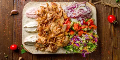 Shoarma a kebab: czy wiesz, co naprawdę jesz? Kluczowe różnice!