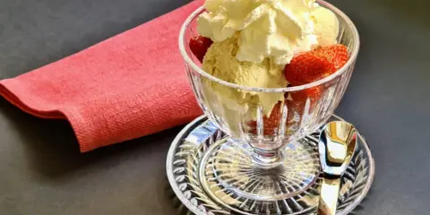 Glace vanille, fraises fraîches, chantilly et amandes effilées pour une délicieuse recette fraise melba.