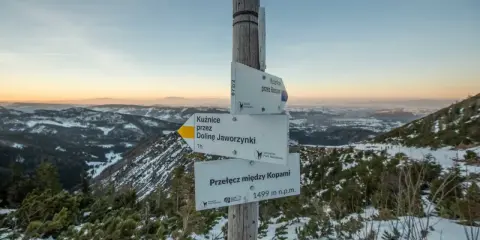 Zimowy szlak w Tatrach. Znak informuje o przełęczy między Kopami (1499 m n.p.m.) i kieruje do Kuźnic przez Dolinę Jaworzynki.