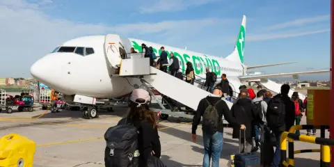 Pasażerowie wsiadają do samolotu Ryanair, gotowi na podróż z Wrocławia do Paryża.