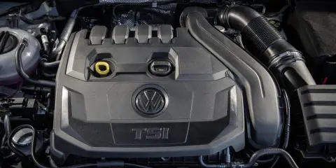 Silnik ea211 Volkswagena z napisem TSI. Widoczny jest czarny plastikowy kolektor dolotowy i elementy układu chłodzenia.