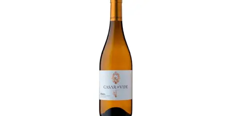 Botella de vino blanco Casar d'Vide, con etiqueta blanca y dorada, sobre fondo blanco.