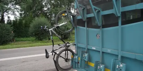 Rower zamontowany na bagażniku autobusu. Czy za rower w autobusie trzeba płacić? Zależy od przewoźnika.