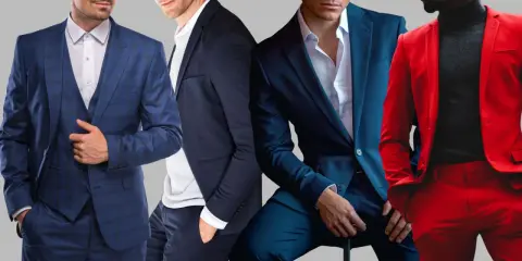 Czterech mężczyzn w eleganckich garniturach. Jeden w kratę, drugi granatowy, trzeci w ciemnym odcieniu niebieskiego, a czwarty w jaskrawoczerwonym power suit.