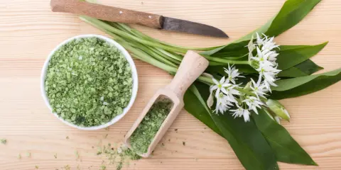 Sel d'ail des ours fraîchement préparé, avec des feuilles et des fleurs, prêt à conserver.