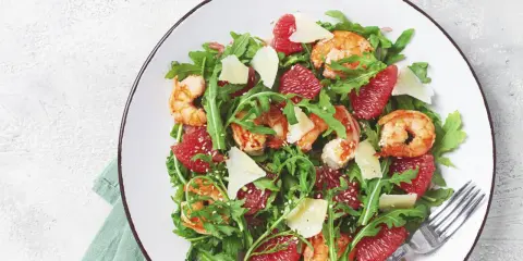 Salat mit Garnelen, Grapefruit und Parmesan – perfekt zum kalorienarm kochen.
