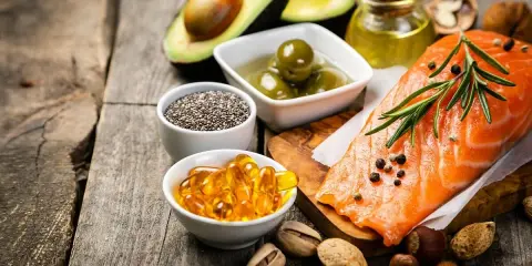 Salmón, aguacate, aceitunas, semillas de chía, frutos secos y cápsulas de aceite: alimentos ricos en grasas por kilo de peso para una dieta saludable.