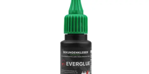 Flasche mit grünem Verschluss, die hochviskosen Cyanacrylatkleber der Marke EVERGLUE enthält. Ideal für Kunststoff, Gummi, Leder, Papier und Metall.