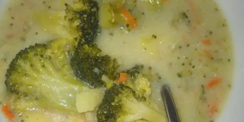 Kremowa zupa brokułowa dla niemowlaka z kawałkami brokułów i marchewki.