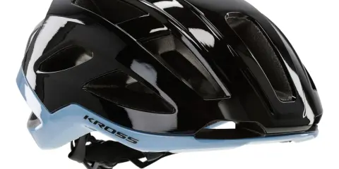 Czarny błyszczący kask rowerowy Kross z niebieskim akcentem, idealny na gravel. Zastanawiasz się, jaki kask na gravela wybrać? Ten model zapewni bezpieczeństwo i komfort.