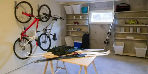 Rower i narty czekają na sezon. Czy piwnica wlicza się do powierzchni użytkowej? W tym pomieszczeniu jest dużo miejsca do przechowywania.
