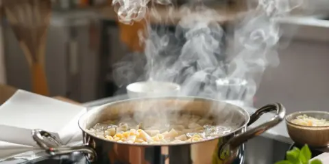 Jak podgrzać makaron z sosem, aby nie stracił smaku i konsystencji