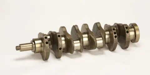 Detalle de las partes del cigueñal de un motor, con sus muñones y contrapesos.