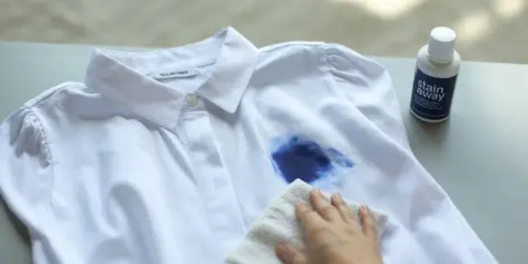 Jak sprać długopis z bluzy? Skuteczne metody na każdą plamę!
