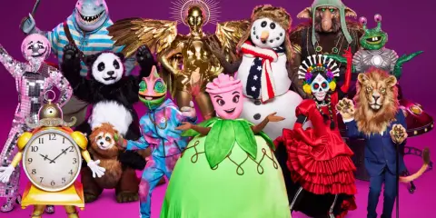 Masked Singer Sverige: En grupp fantasifulla karaktärer, från en haj i pirathatt till en blomma och en lejonman, redo att sjunga.