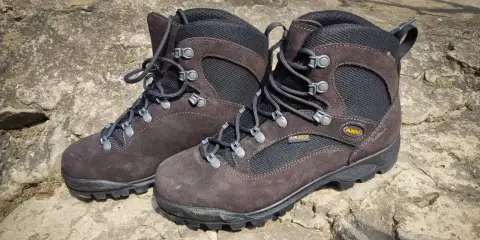 Brązowe buty trekkingowe Aku Camana Fitzroy, gotowe na górskie wyzwania.