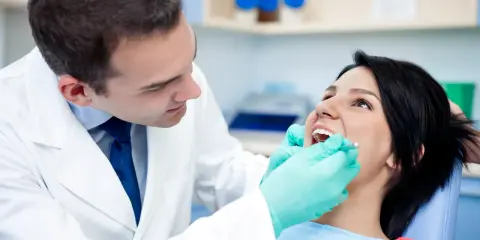 Czy dentysta jest lekarzem? Pełna prawda o statusie i kompetencjach