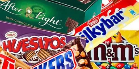 Un surtido de chocolatinas famosas: After Eight, Twix, Snickers, Huesitos, Milkybar y M&M's.