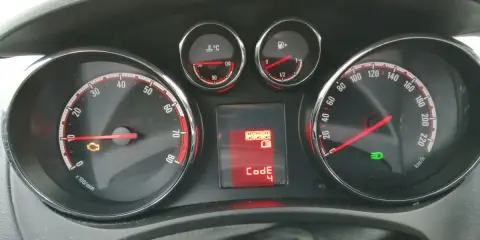 Opel Meriva, kontrolka silnika i kod 82 na wyświetlaczu. Prędkościomierz i wskaźnik paliwa.
