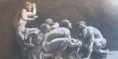 Männer in Not, die nach oben blicken, als ob sie sich fragen, wer war Prometheus und warum er ihnen das Feuer brachte.