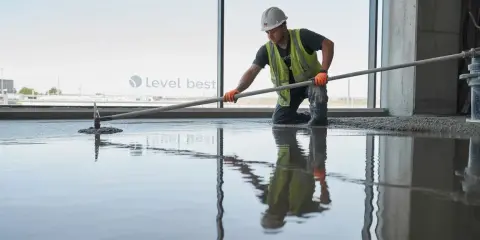 Jak wygładzić posadzkę betonową? Kompletny poradnik i koszty