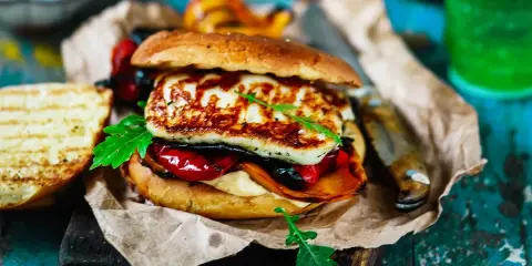 Halloumi ma konkurencję! Najlepsze zamienniki na patelnię i grill