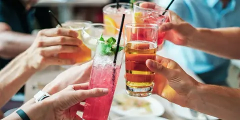 Radosne toasty kolorowymi drinkami i piwem. Czyżby to początek wieczoru, czy już nagły spadek tolerancji na alkohol?