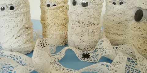Urocze mumie z papieru toaletowego, owinięte koronką, z wielkimi oczami. Idealne na Halloween!