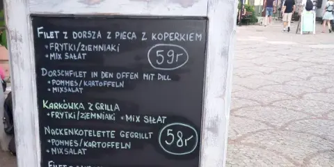 Na Węgrzech obiad kosztuje około 58-59 forintów. Menu oferuje filety rybne i karkówkę z frytkami i sałatką.