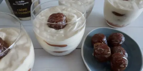 Verrines crémeuses à la châtaigne, garnies de marrons glacés. Une touche gourmande et salée pour un plaisir inattendu.