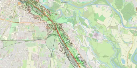 Mapa pokazuje fragment Wrocławia z zaznaczoną linią kolejową. Widać tereny zielone, rzekę Oławę i osiedla. Odległość między Koninem a Wrocławiem jest znacząca.