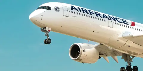 Samolot Air France w locie. Sprawdź wymiary bagażu przed podróżą!