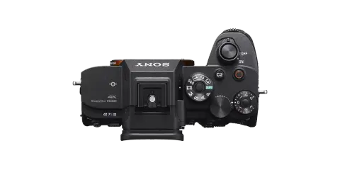 Vista superior de la cámara Sony a7s III, con diales de modo, botones personalizables y estabilizador SteadyShot 4K.
