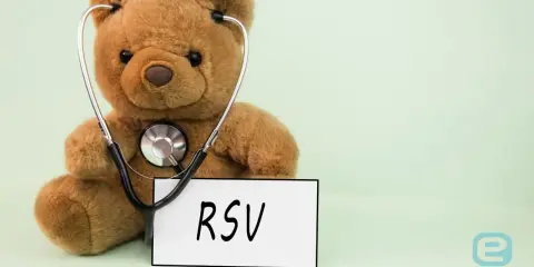 Miś z stetoskopem i tabliczką "RSV". Choć kojarzy się z dziećmi, objawy RSV u dorosłych mogą być groźne.