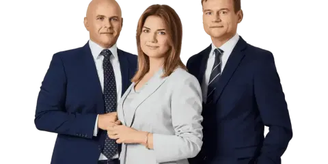 Trzy osoby w garniturach na czarnym tle.