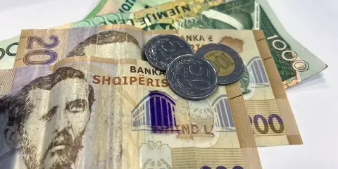 Albańska waluta: banknoty 200, 1000 leków i monety.