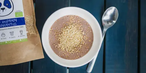 Miseczka owsianki z amarantusem ekspandowanym, obok opakowanie z tym zdrowym produktem. Amarantus co to? To superfood!