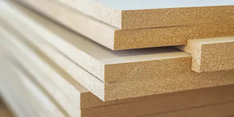 Stos płyt MDF, materiału znanego z wszechstronności. Idealny do mebli i wykończeń.