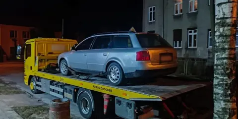 Srebrne Audi na lawecie. Policja przypomina, od ilu promili zabierają auto.