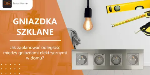 Planowanie wysokości gniazdek od podłogi. Grafika przedstawia nowoczesne gniazdka elektryczne, miarkę i poziomicę.