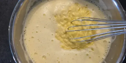 Préparation d'une crème diplomate à l'agar agar dans une casserole, fouet en action.