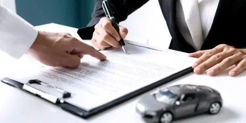 Podpisanie dokumentów, kluczyki i model auta. Zastanawiasz się, ile czasu na przerejestrowanie auta?