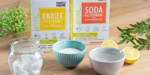 Jak zrobić kostki do zmywarki? Na stole kwasek cytrynowy, soda kalcynowana, woda, cytryny i gotowe kostki.
