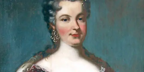 Porträt einer Frau mit Krone und Schmuck, die ein prunkvolles Kleid trägt.