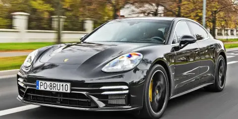 Czarny Porsche Panamera w ruchu. Sprawdź aktualną porsche panamera cena i możliwości tego luksusowego sedana.