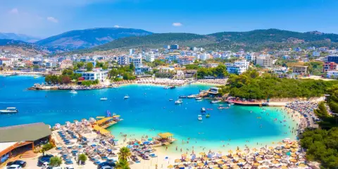 Albania plaża, która wyglądem przypomina Bora Bora, z turkusową wodą, białym piaskiem i mnóstwem turystów.