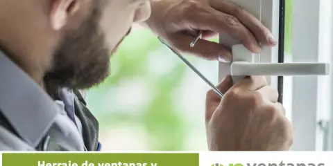 Un técnico ajusta el herraje de una ventana para asegurar un cierre perfecto.